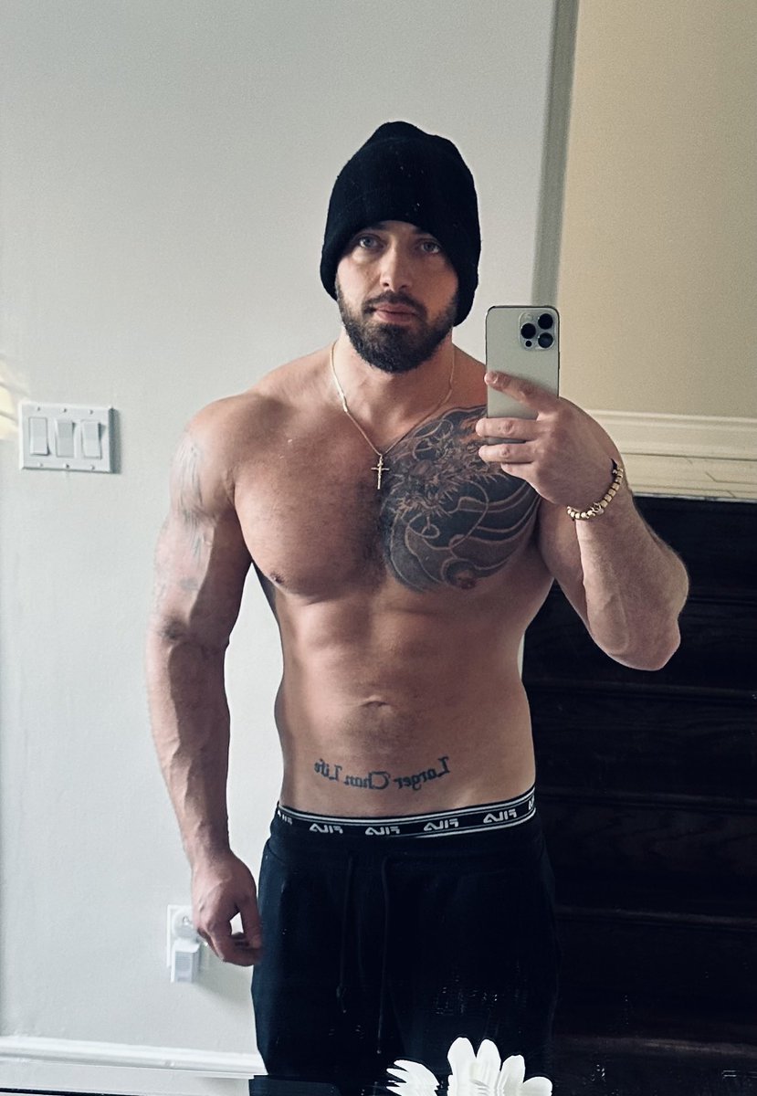 ag_panepinto's tweet photo. Shoulder day completed ☑️ now onto checking off other boxes for the day. How you do anything is how you do everything #noporn #nobooze #novices #noweed #fitness #levelup https://t.co/7EOzb1j6XL