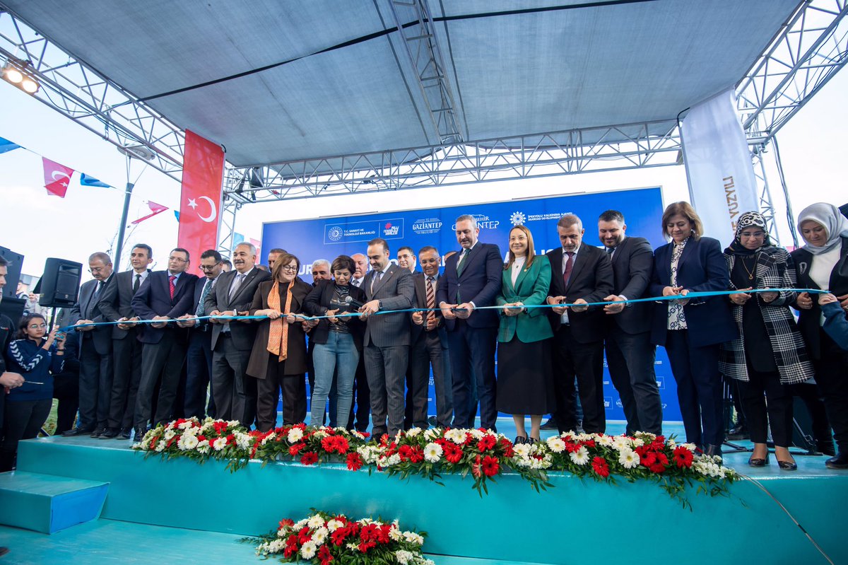 6 Şubat Depremleri sonrasında bölgenin yeniden inşası ve ihya çalışmaları neticesinde yapımı tamamlanan Nurdağı İpekyolu Çarşısı ile #Nurdağı Sosyal Girişimcilik Merkezi, Sanayi ve Teknoloji Bakanı Mehmet Fatih Kacır, Valimiz Kemal Çeber ve protokolü in katılımları ile