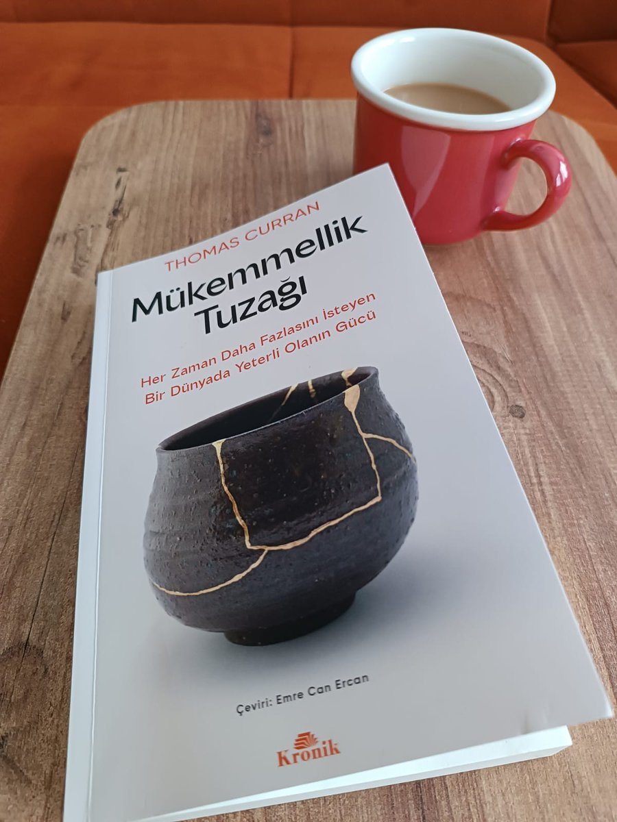 Mükemmellik Tuzağı çok sevdiğim bir kitap oldu.
Ördek sendromu diye bir şey var. Ördekler suyun altında ayaklarını canla başla çırpmalarına rağmen dışarıdan bakıldığında sakince süzülüyormuş gibi görünürler. Bizde de bu sendromdan var. Mükemmellik baskısı altında hiç zorlanmadan
