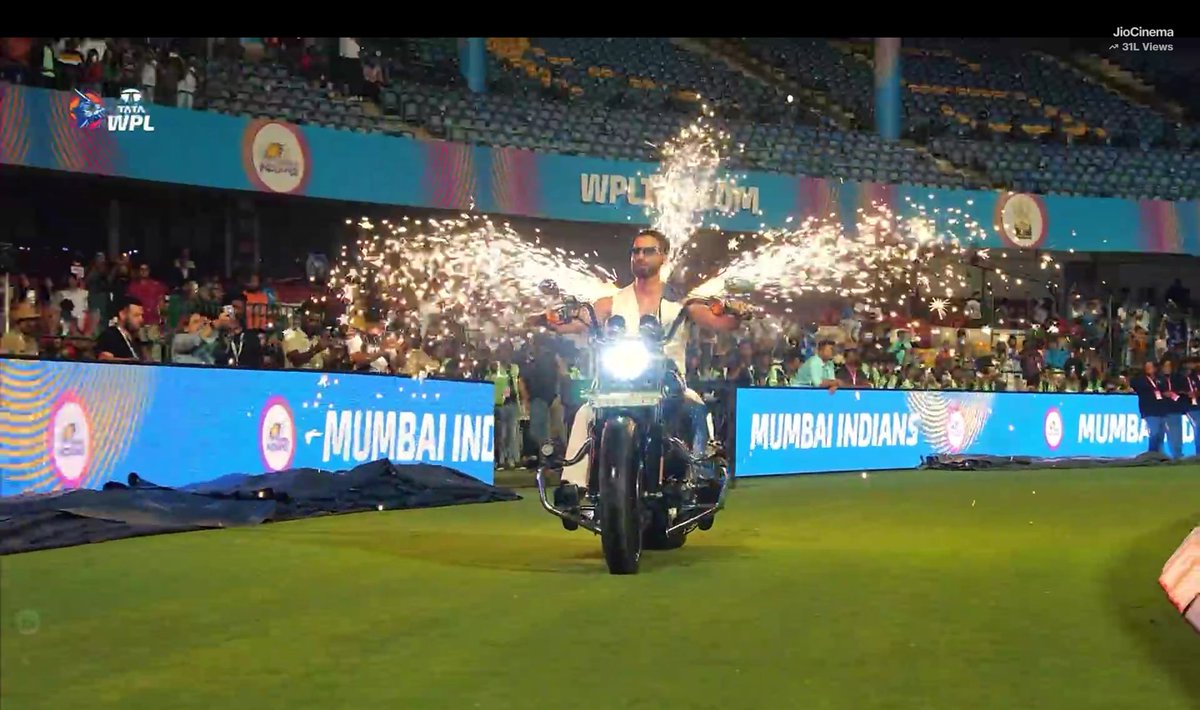 Shahid Kapoor represents Mumbai Indians in WPL ✨️

#WPL2024 #WPL #ShahidKapoor #MIvsDC #WomenPremierLeague