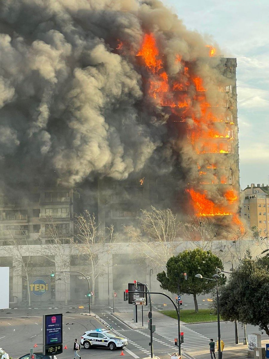 ⚡️Reports indicate that a fire has reignited in a high-rise building in Valencia, Spain that was previously severely damaged by flames. The situation is alarming as efforts were already underway to deal with the initial devastation. #valenciafire  #FireSafety