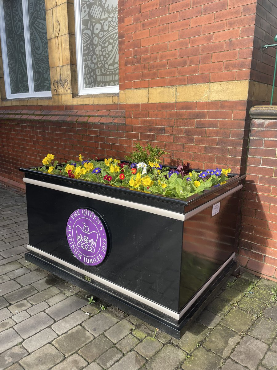 How lovely are these 🤩 our #Jubilee planters at #Pontefract museum showing themselves off with bright blooms 🌺🌼🌺 Look out for them and maybe nip in to learn about the long history of our town and local area, with special exhibitions and sessions @WFMuseums @Expwakefield