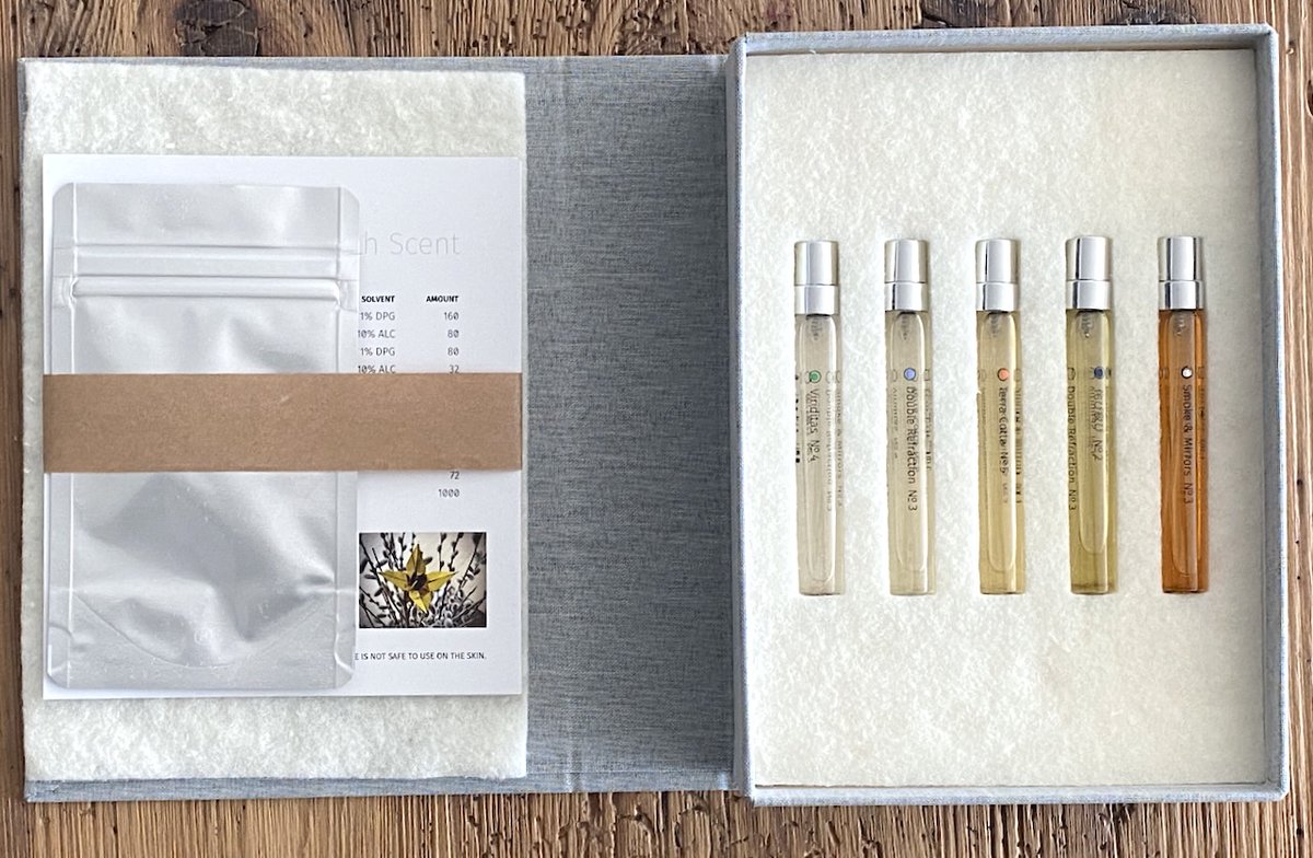 Scent Imprints &amp; Mnemonic Trails is a set of six fragrances in a hardcover box, with an accompanying booklet and origami diffuser.  In collaboration with <a href="/makiueda/">MAKI UEDA</a> 

Now available in the FoAM shop.

shop.fo.am/product/scent-…

#anarchive #olfactoryart #fragrances