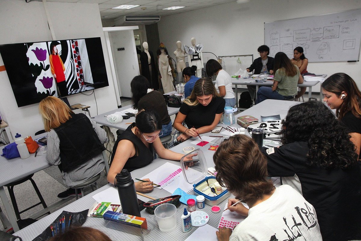 elucabista's tweet photo. #8Mar La Academia de #Moda de @EnlaUCAB presentará el #desfile de 18 estudiantes certificados en su 4ta cohorte. Son 2 líneas de ropa, una pensada para el equipo de Venezuela a las #OlimpiadasParís2024
#ModaUCAB #Fashion #TextileArt #style
➡️https://t.co/FscmoutvZN https://t.co/v2bVRlebP4