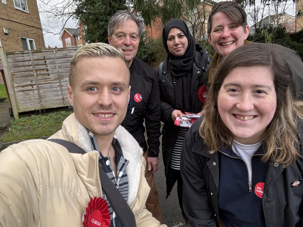 rdg_elliott's tweet photo. Absolutely fantastic response in #Norcot for Mamuna Naz this afternoon. 5 Tory to Labour switchers and we persevered even with the rain π§οΈ #LabourDoorstep πΉ https://t.co/1useRwVQ0m