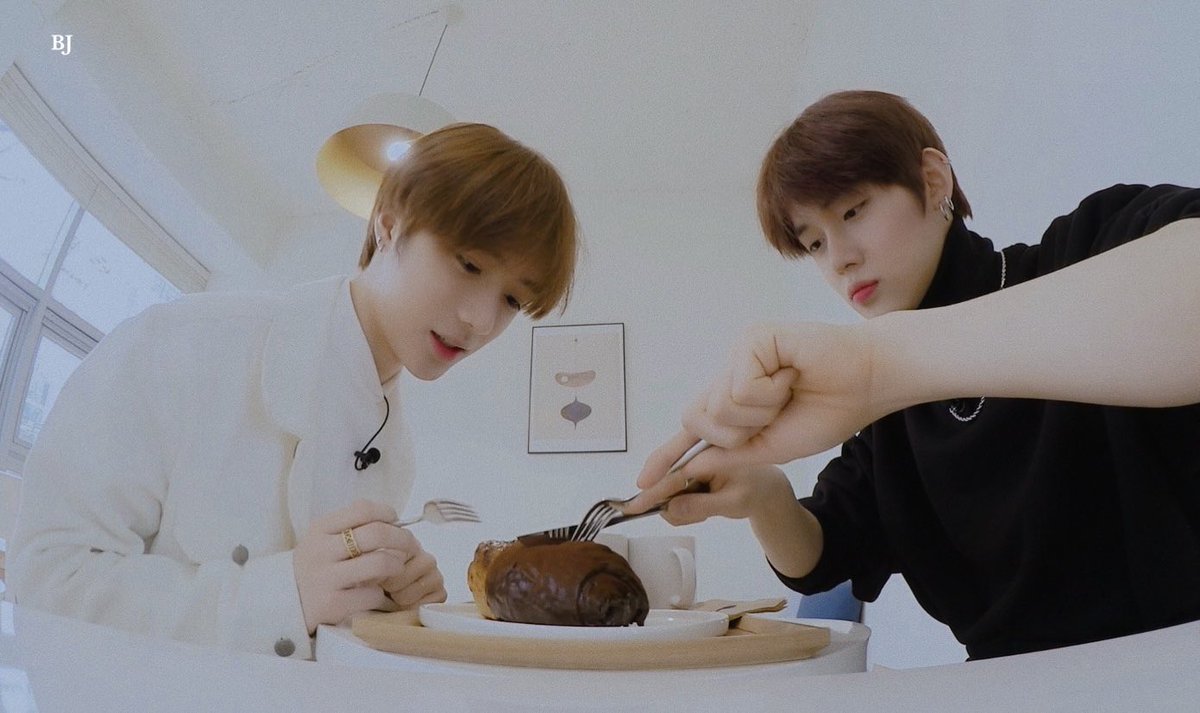 B1339J's tweet photo. 밤준 2019                              밤준 2024 https://t.co/DZ1VrXJZpF
