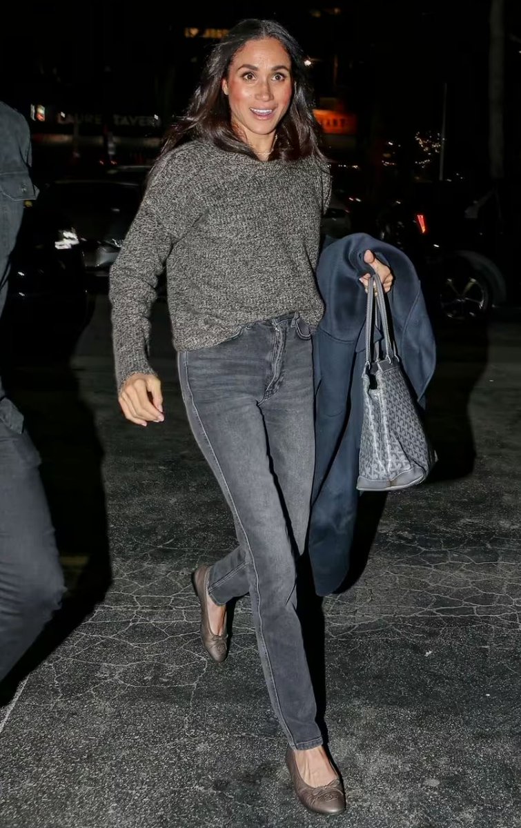 'MM she heads for luxury dinner with Oprah Winfrey's production boss' Who goes to a luxury dinner made up and dressed like that??? 🤣🤣🤣 #MeghanMarkleEXPOSED #MeghanMarkleIsAConArtist #MeghanMarkleThinksShesRoyal