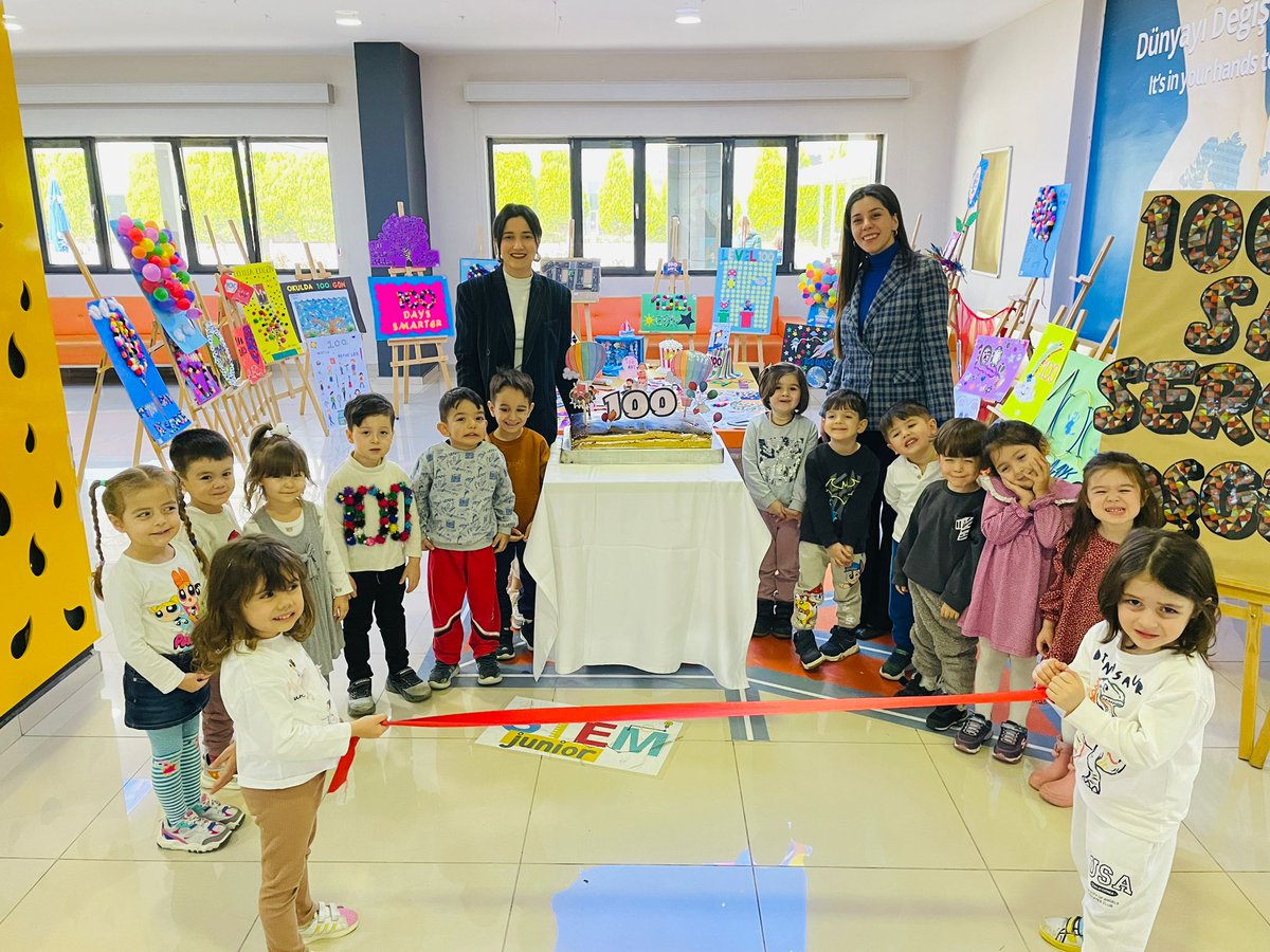 Okulda 100 mutlu günümüz! 🎉 Biz tam 100 günde yüz tane hikaye kitabı tanıdık 📚 Okul öncesi öğrencilerimiz 100. gün temalı etkinliklerini artık materyaller ile tasarladılar ve sergilediler. 🕶️👒👑 Sınıf içi etkinliklerini gerçekleştirerek 100. gün partisini keyifle geçirdik.🎂🍰