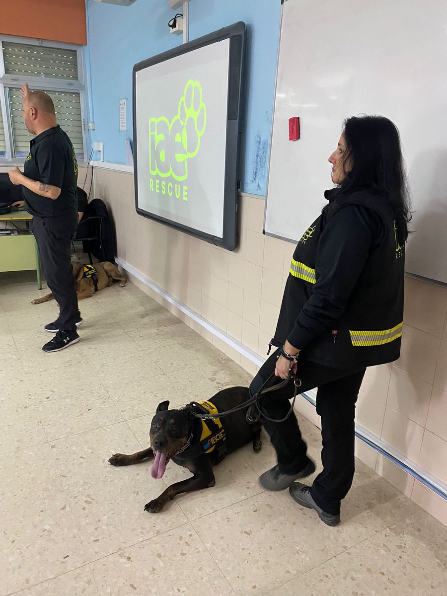🏫El alumnado del Ciclo Formativo de Técnico en Emergencias Sanitarias del IES Reina Victoria Eugenia recibe la visita de tres voluntarios de #Melilla de la ONG Intervención, Ayuda y Emergencias (<a href="/ONGIAE/">IAE</a>)