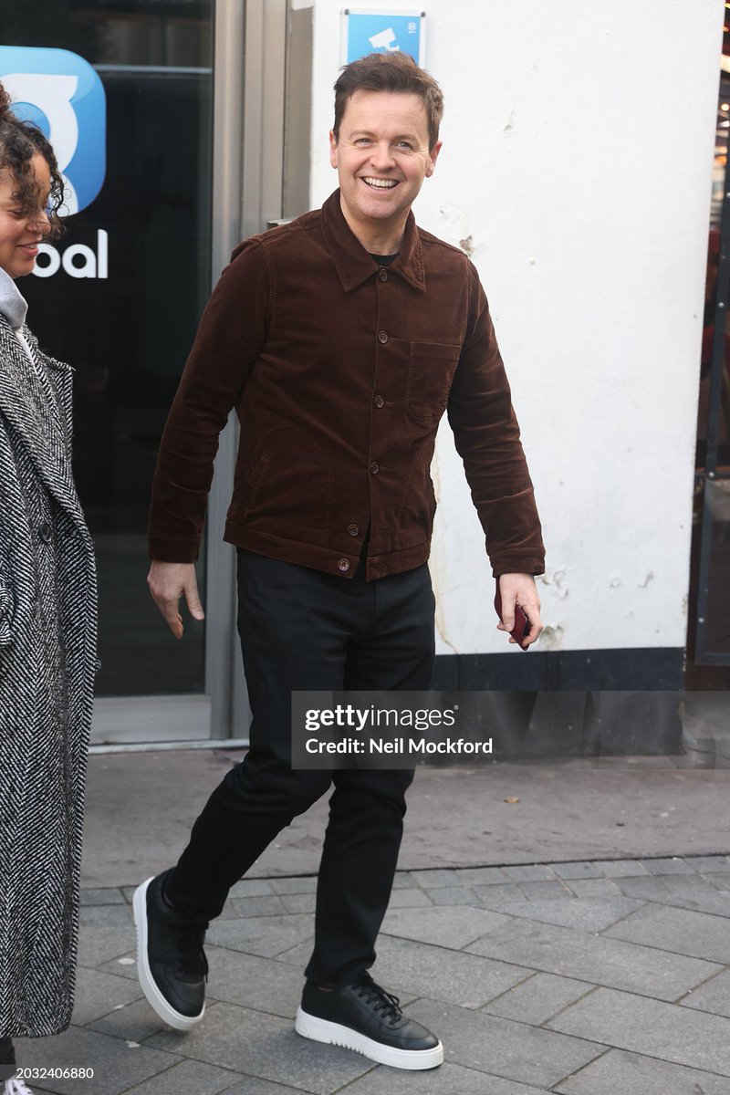 Dec in this brown shirt looks gorgeous🤎😍@antanddec 

//
#declandonnelly #antanddec