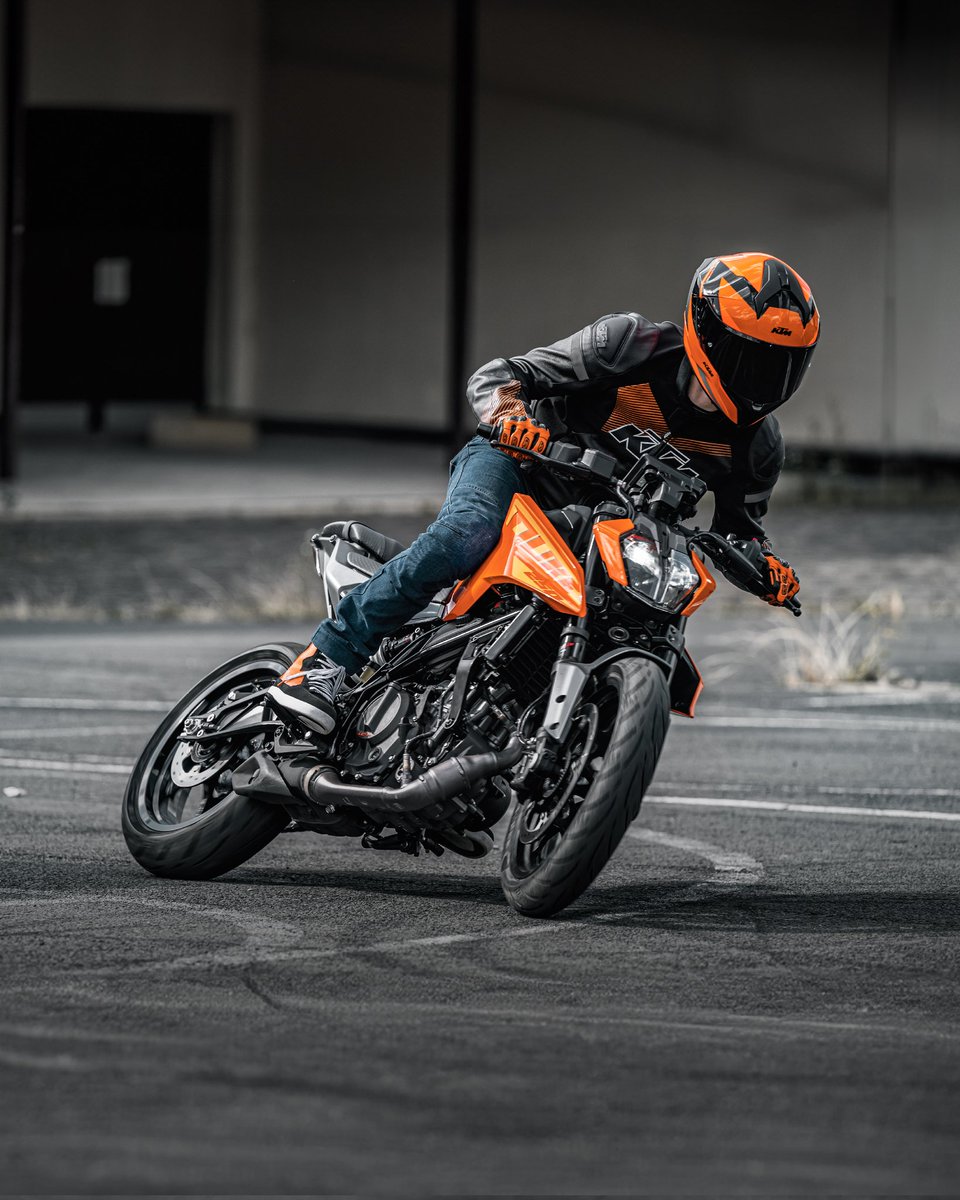 Unleash pure aggression with the GEN-3 KTM 250 Duke. Ready to raise the #NoBullshit bar, this #ThrillChaser offers adrenaline at the twist of the throttle. What's your favorite feature? #KTM #KTMIndia #ReadyToRace #GetDuked #KTM250Duke #NoBS #NothingToHide