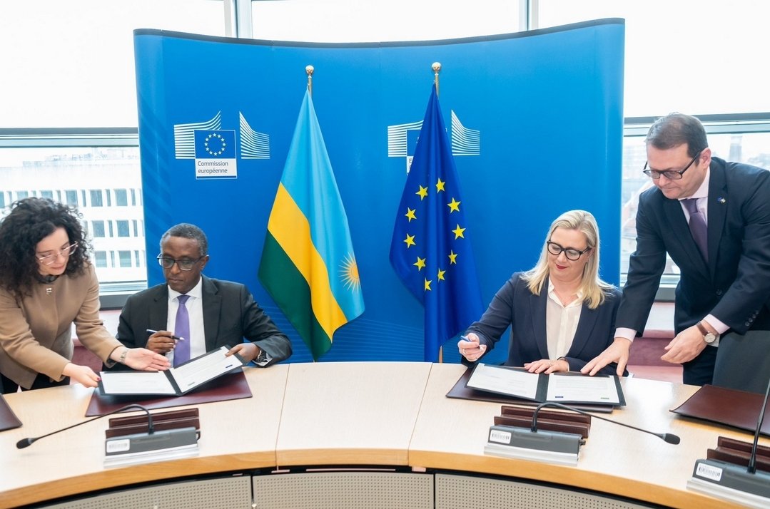 BotengaM's tweet photo. Le Protocole sur les matières premières conclu par l'Union européenne avec le Rwanda est une honte.

L'Union européenne veut profiter de la guerre en cours en #RDCongo pour spolier les Congolais de leurs richesses naturelles.

Annulez cet accord @vonderleyen @JuttaUrpilainen. https://t.co/y8ha2SG863