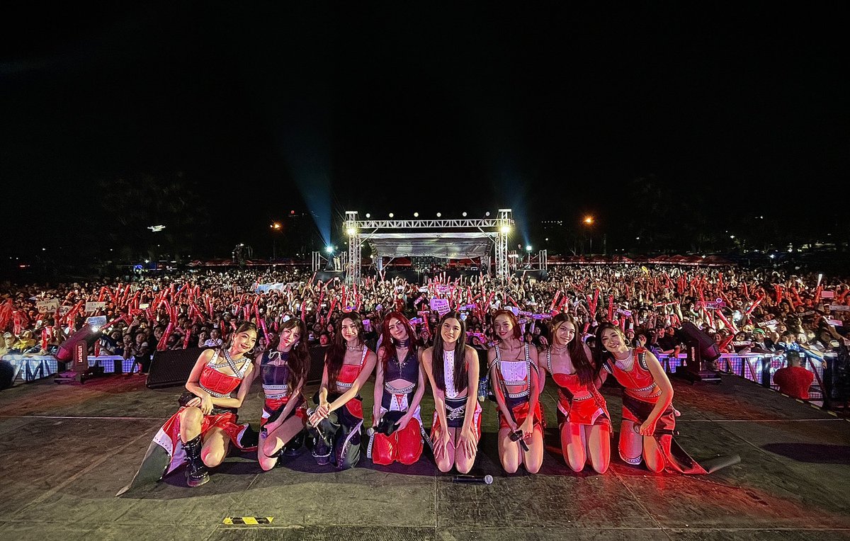 BINI_ph's tweet photo. #BINI : Bumabagyo ng tropical happiness dito sa Baguio City!😍🙌🏻

Malamig na gabi, pero mainit na suporta ang pinakita niyo sa amin at #CokeStudioPanagbengaFestival!Agyaman kami kanyayu amin, especially to our @cocacolaph fam, for making us experience the #RealMagic!✨ https://t.co/31qn6Vtf9E