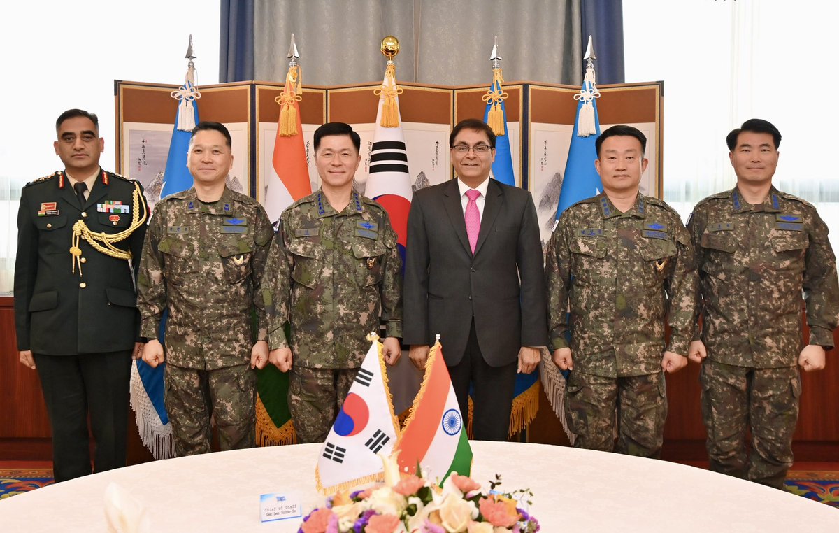 Had an engaging interaction with RoK Air Force Chief General Lee Youngsu ahead of his visit to India next month.  We exchanged views on defense cooperation and regional security situation.

#IndiaRoKPartnership 
#DefenceCooperation 
#SpecialStrategicPartnership