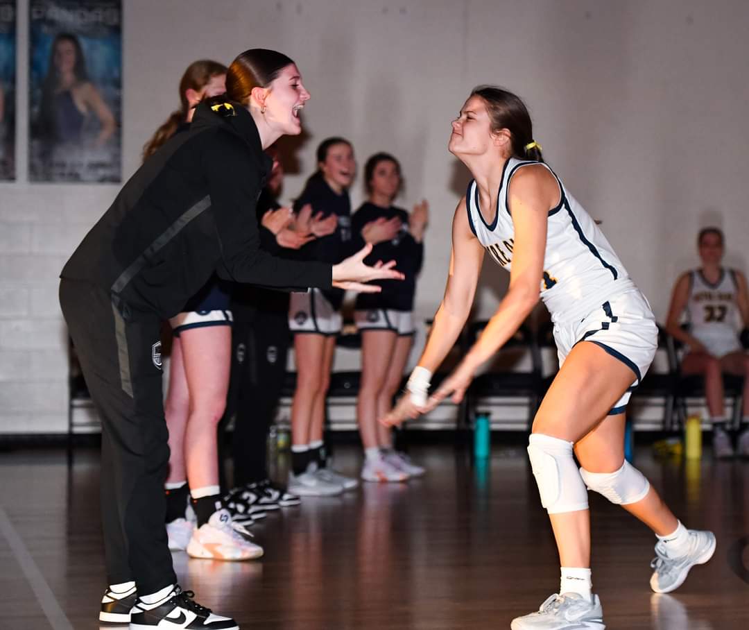 FriYAY ✅️
GAME. DAY. ✅️

📍Park Hills
🆚️Cooper
🕰6 &amp; 7:30pm 
📺nfhsnetwork.com/events/notre-d…