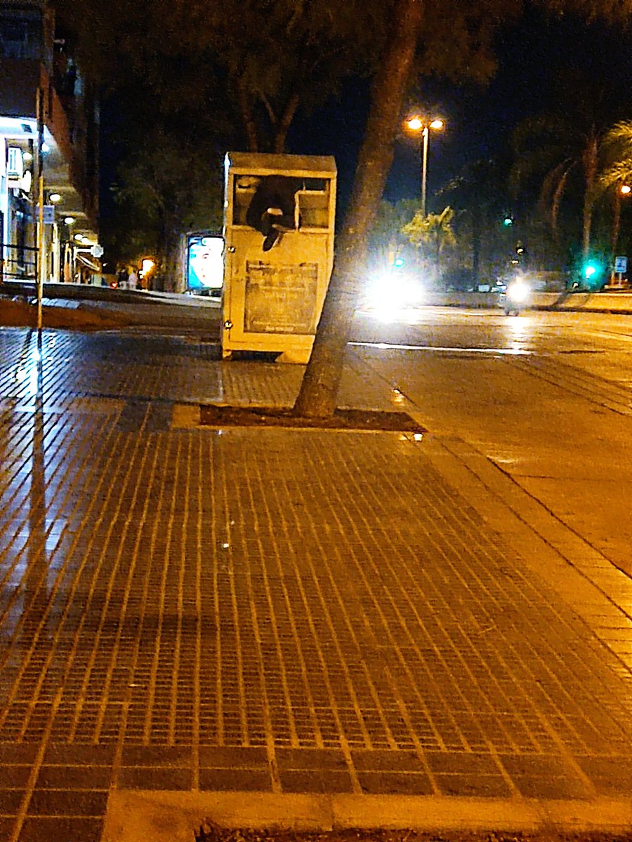 ¿ Esto no puede evitarse? <a href="/mcorajemalaga/">Madre Coraje Málaga</a> <a href="/MCorajeONGD/">Fundación Madre Coraje</a> Robos a diario y ropa que no quieren por los suelos.