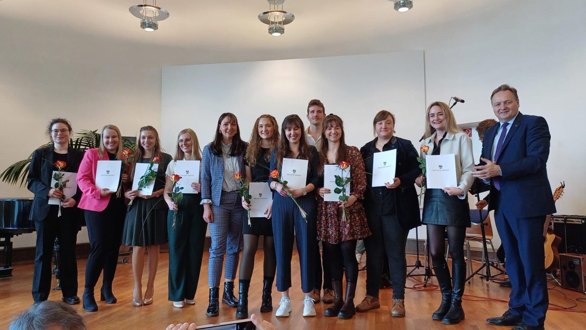 1/2🎓Herzlichen Glückwunsch zum erfolgreichen Abschluss! 🎉Bildungsstaatssekretär <a href="/boehmju/">Jürgen Böhm</a>  überreichte heute zahlreichen Lehrkräften im #Vorbereitungsdienst ihre Zeugnisse.