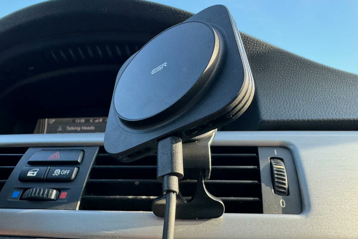 TechNewsSGMC's tweet image. We offer you an ESR Qi2 wireless car charger: that is just as fast, the magnet is just strong, but it costs half as much as those proprietary Apple mounts.
