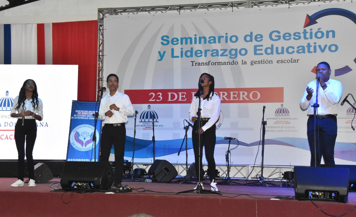 EducacionRDo's tweet photo. A ritmo 🎶 de un remix de canciones de @JuanLuisGuerra, los estudiantes de Liceo Leonor Isabel Cabrera Reyes, de #ModalidadenArtes, finalizan el acto de apertura del seminario «Gestión y liderazgo educativo», dirigido a más de 500 directores de la región Este del país 🇩🇴. https://t.co/KlMBm1I9QT