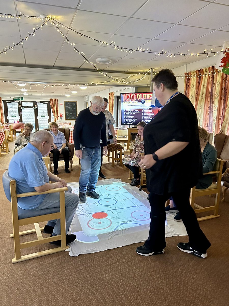 A morning spent using the interactive projector <a href="/baulch_hannah/">Hannah Baulch💙</a> <a href="/haydht2000/">Haydn Trollope</a> <a href="/SocialAblty/">Social-Ability</a>