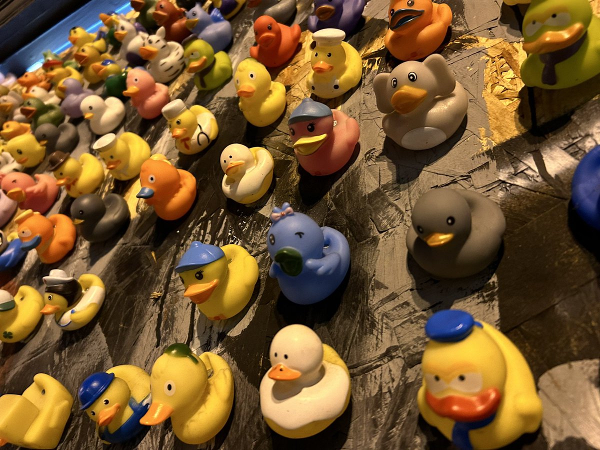 This funny way of fighting graffiti is sure to make you smile…and maybe quack. A SF barber attached over 700 rubber duckies to a boarded up business to keep taggers away. Listen to @kcbs for more on how he hatched the plan. audacy.com/stations/kcbsr…