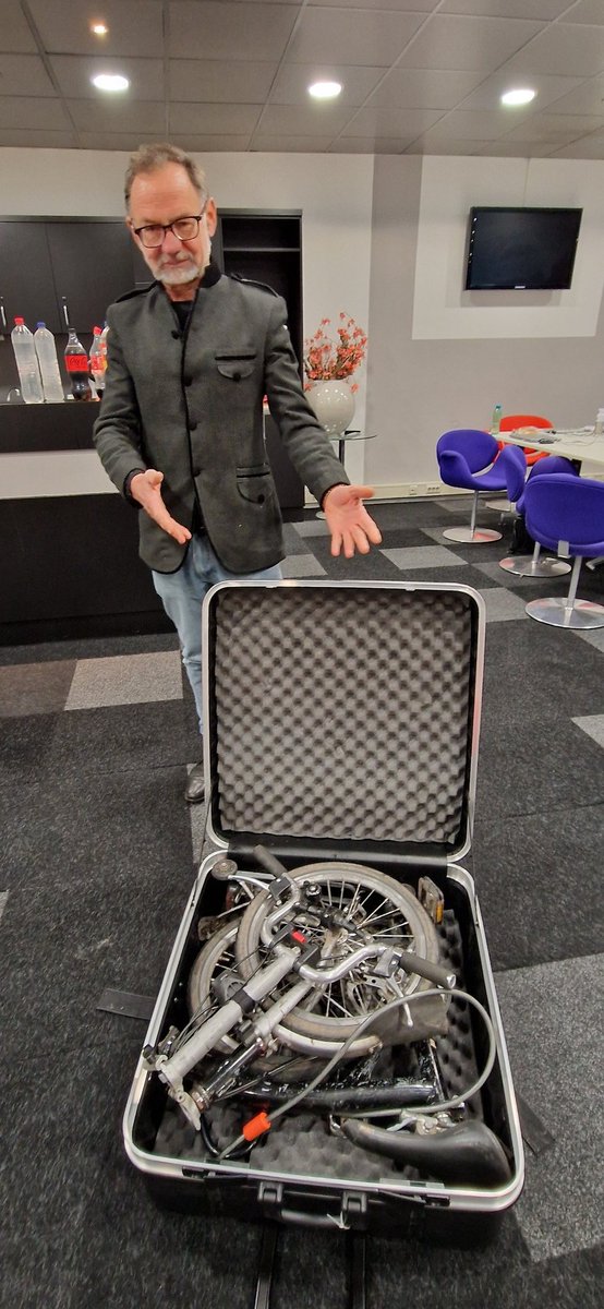 (Voormalig) reis-fietsjournalist Robert van Weperen komt in stijl naar de Fiets en Wandelbeurs... past zelfs in zijn koffer. Drukke eerste dag voor deze 19e editie. Fijn voor de participanten en de organisatie.