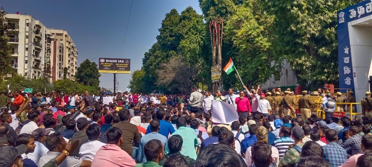 यूपी का युवा एक बार फिर से सड़कों पर है. इनमें से बड़ी संख्या में लोग बीजेपी के कट्टर समर्थक होंगे. युवाओं को समझना होगा कि जब भी आप धर्म, मंदिर जैसे मुद्दों के आधार पर सरकार चुनेंगे तो बिना नौकरी के रहने के लिए तैयार रहना होगा. #UPP_Paper_Reexam_ #ReExam_RO_ARO #UPP_REEXAM