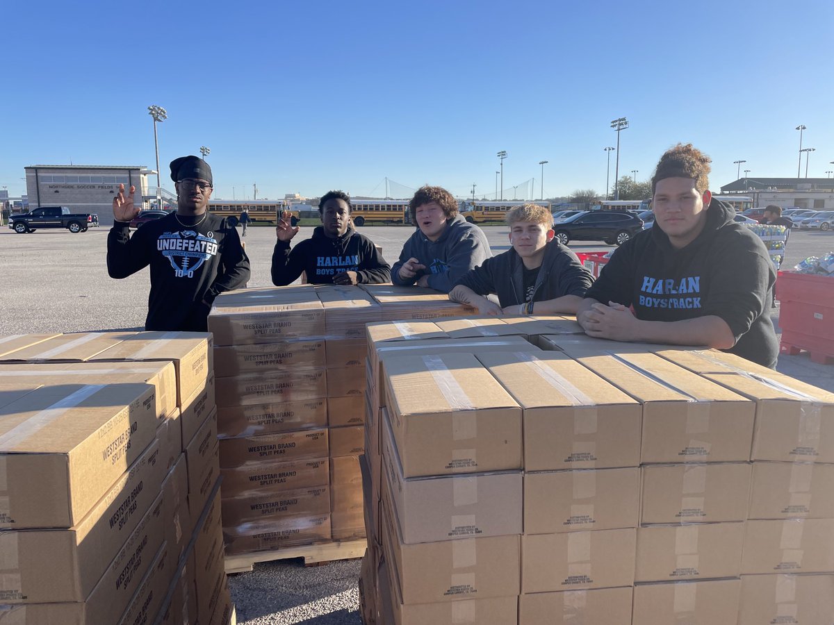 Got to love our Harlan Hawks! 160 strong helping distribute food for those in need! ⁦@NISDHarlan⁩ ⁦@NISD⁩ ⁦@NISDAthletics⁩ ⁦@HarlanHawks_FB⁩ ⁦@safoodbank⁩