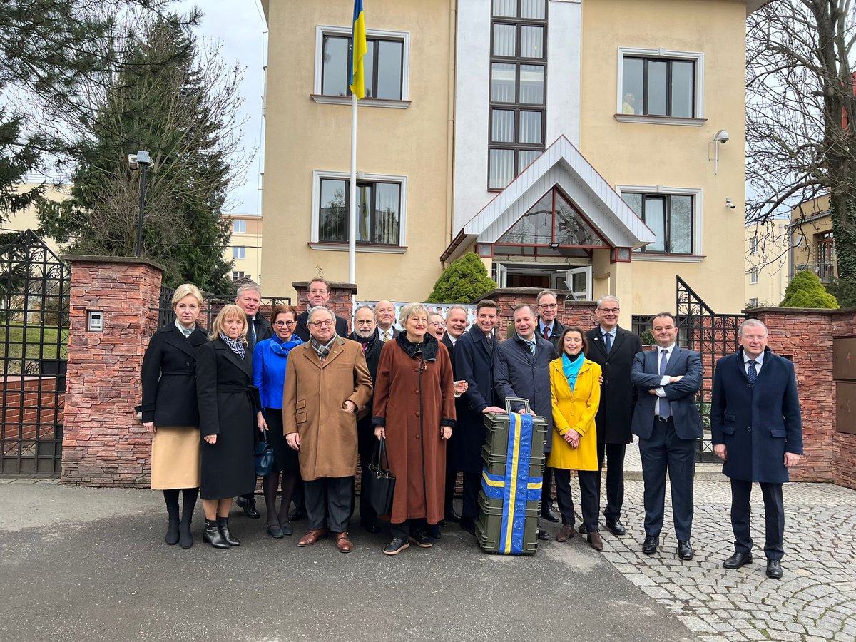 We a group of #EU 🇪🇺 ambassadors donate a #Lithuania-made anti-drone #SkyWiper for Ukraine to keep its skies safer from Russian attacks. The tool will be delivered to State Protection Dept of #Ukraine You can also make a difference Every effort, every € counts #StandWithUkraine