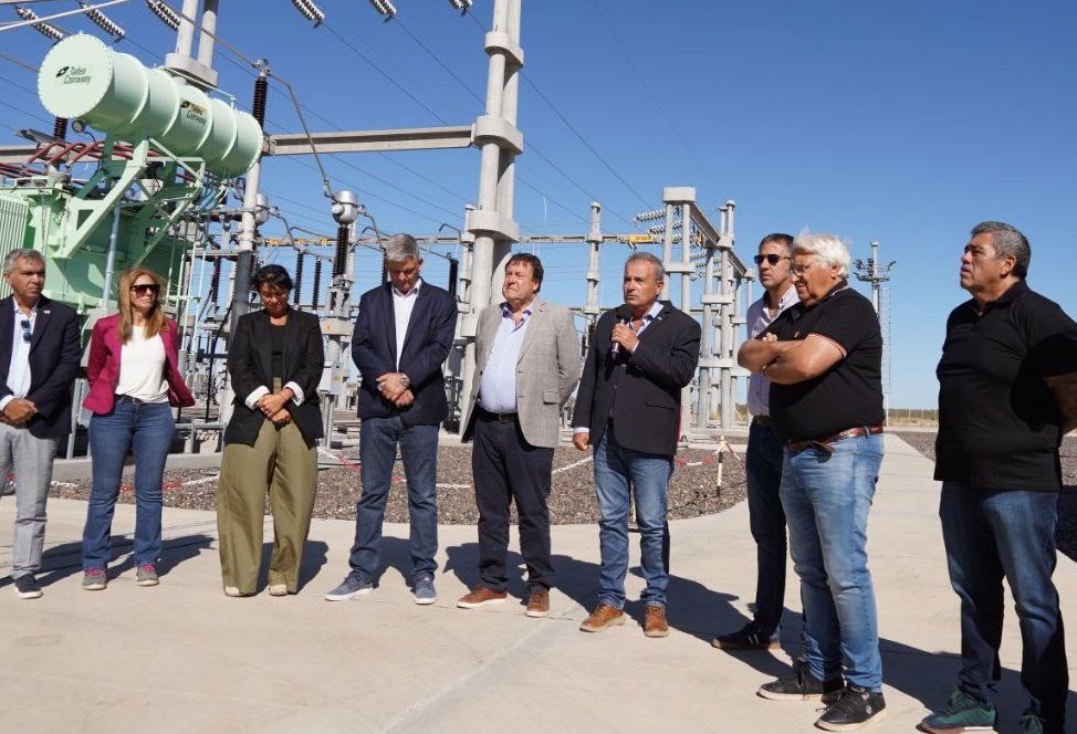 pedropesatti's tweet photo. ¡Avanzamos en obras fundamentales para Río Negro! Hoy junto al gobernador @AlbertoWeretilneck inauguramos la Estación Transformadora de Conesa, otro logro del #PlanCastello. Garantizamos un suministro eléctrico confiable y promovemos el desarrollo productivo en la región. 

#RíoNegro #InfraestructuraElectrica 🏗️🔌