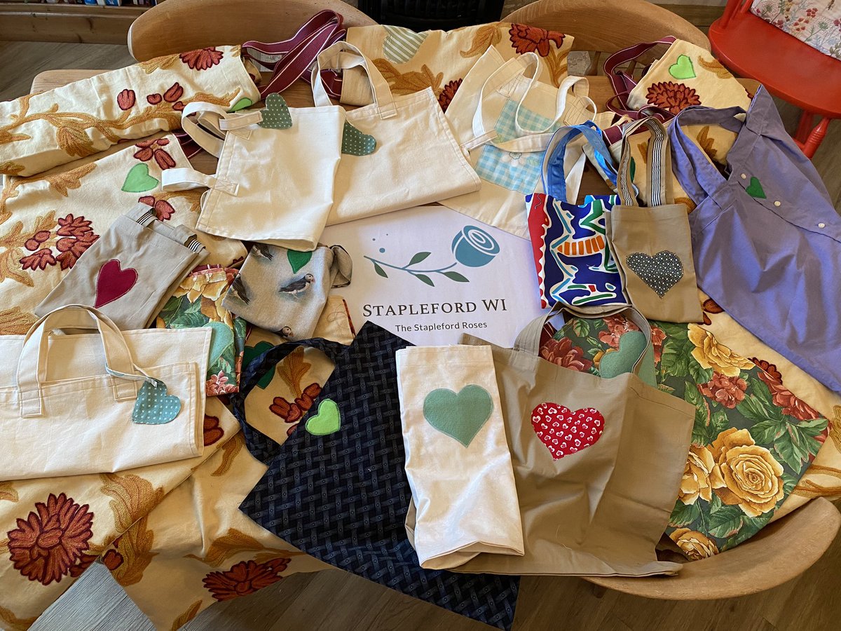 @staplefordwi #showthelove by making tote bags from recycled material to support the @WomensInstitute ‘s campaign which we will share with our food bank donations @HopeNottingham 💚🤍
