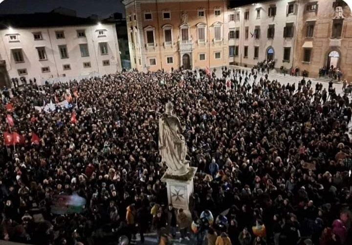 La risposta pacifica e commovente di #Pisa ai #manganelli della #Polizia 

#studenti #Piantedosi #piantedosidimettiti #GovernoMeloni #23febbraio
