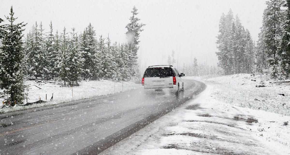 A potent storm crossing BC this weekend (Feb 24-25) will bring the potential for HEAVY SNOW ❄️ to interior highway passes and mountains. Prepare for challenging travel conditions. Alerts: ow.ly/AqLK50QHhya @DriveBC #BCHwy1 #BCHwy3 #BCHwy5 #BCStorm