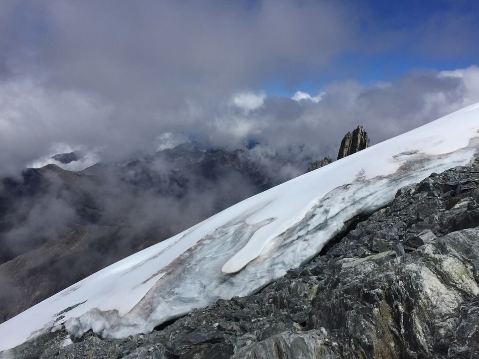 sciencelover_rs's tweet photo. “El glaciar del Humboldt, en Venezuela, ya no es un glaciar”🏔️

Explican científicos que el Humboldt solo cuenta con una última cobertura de hielo, por lo que ya debería considerarse muerto.

Así, Venezuela se convierte en el primer país americano en perder sus glaciares. https://t.co/LnbgHM6sUD