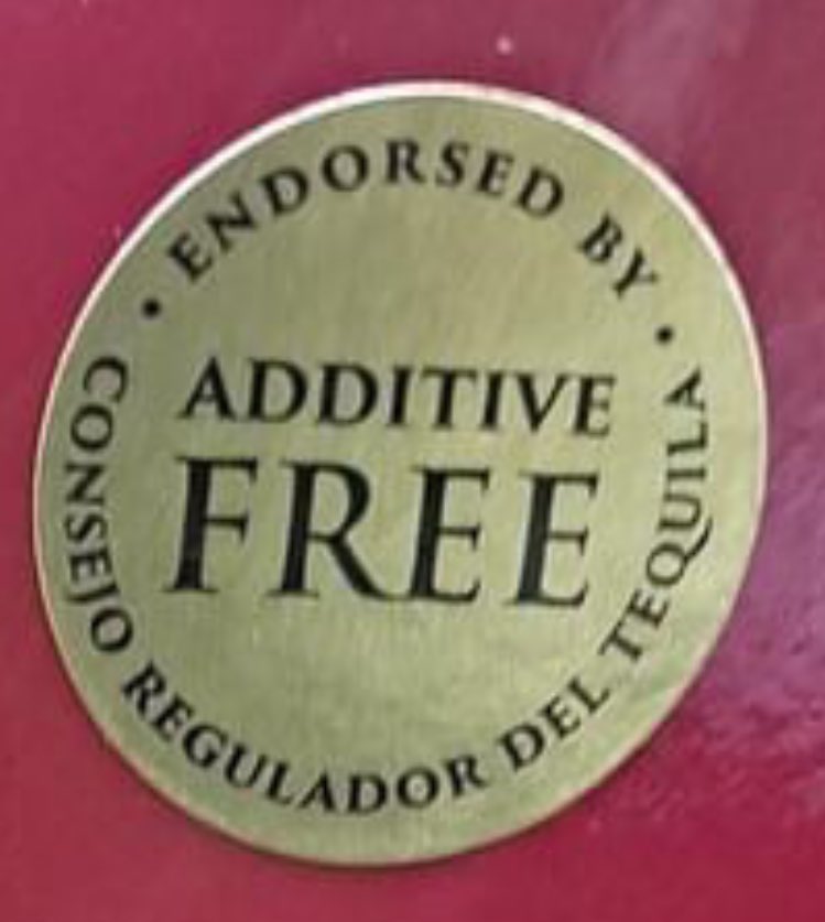VancouverGuero's tweet image. Hola CRT. Buenas. Tengo una pregunta sobre esta pegatina en la caja de Tequila Patrón. Es legítimo? #additivefree @CRTequila @Patron @BACARDI