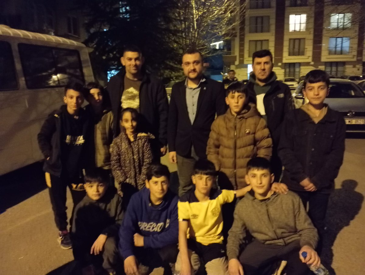 llmkyll's tweet image. Dün Mamak'ta ırkçılığa maruz kalan Irak Türk'ü çocuklarımızla, bugün bir araya geldik.
Çok samimi, pırıl pırıl çocuklar hepsi. Doktor, mühendis olma hayalleri var.
Hepsinin yatağının başında Türkmeneli ve Türkiye bayrağı var.
CHP Mamak Belediye Başkanı Adayına bildirin ki…