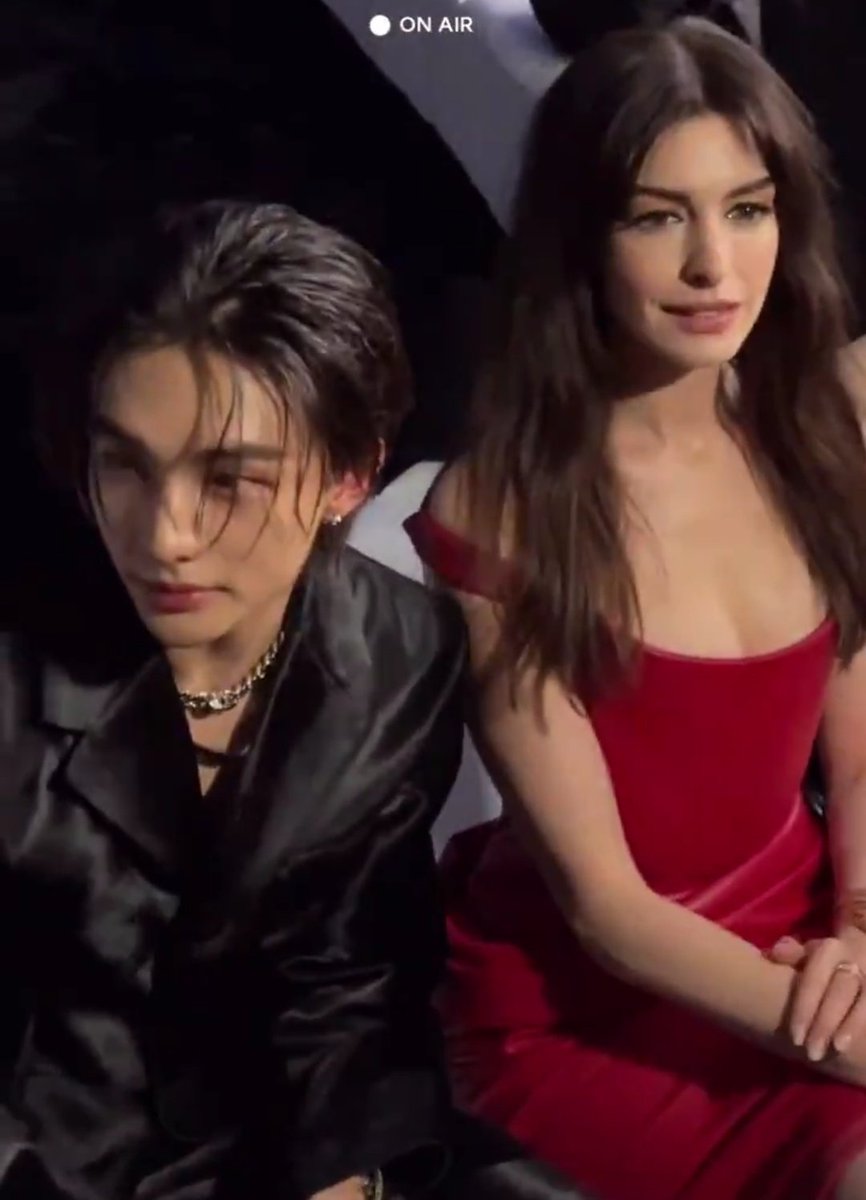 viraltakes's tweet photo. Hyunjin and Anne Hathaway at the Versace show in Milan. https://t.co/gKklXoJJu7