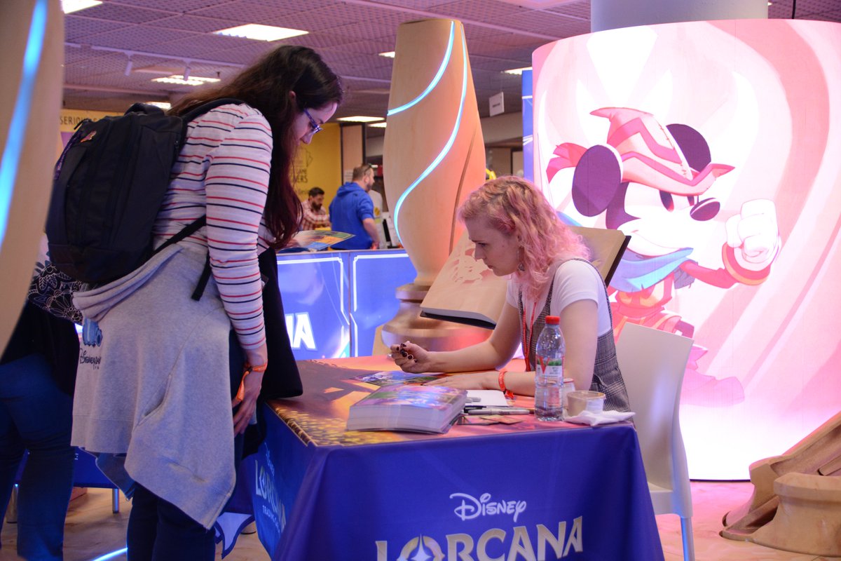 <a href="/JochemVanGool/">Jochem Van Gool</a> and <a href="/artofkoni/">Koni</a> have been hard at work signing prints for excited fans! 
#Disney #Lorcana <a href="/fijcannes/">Festival International des Jeux</a>