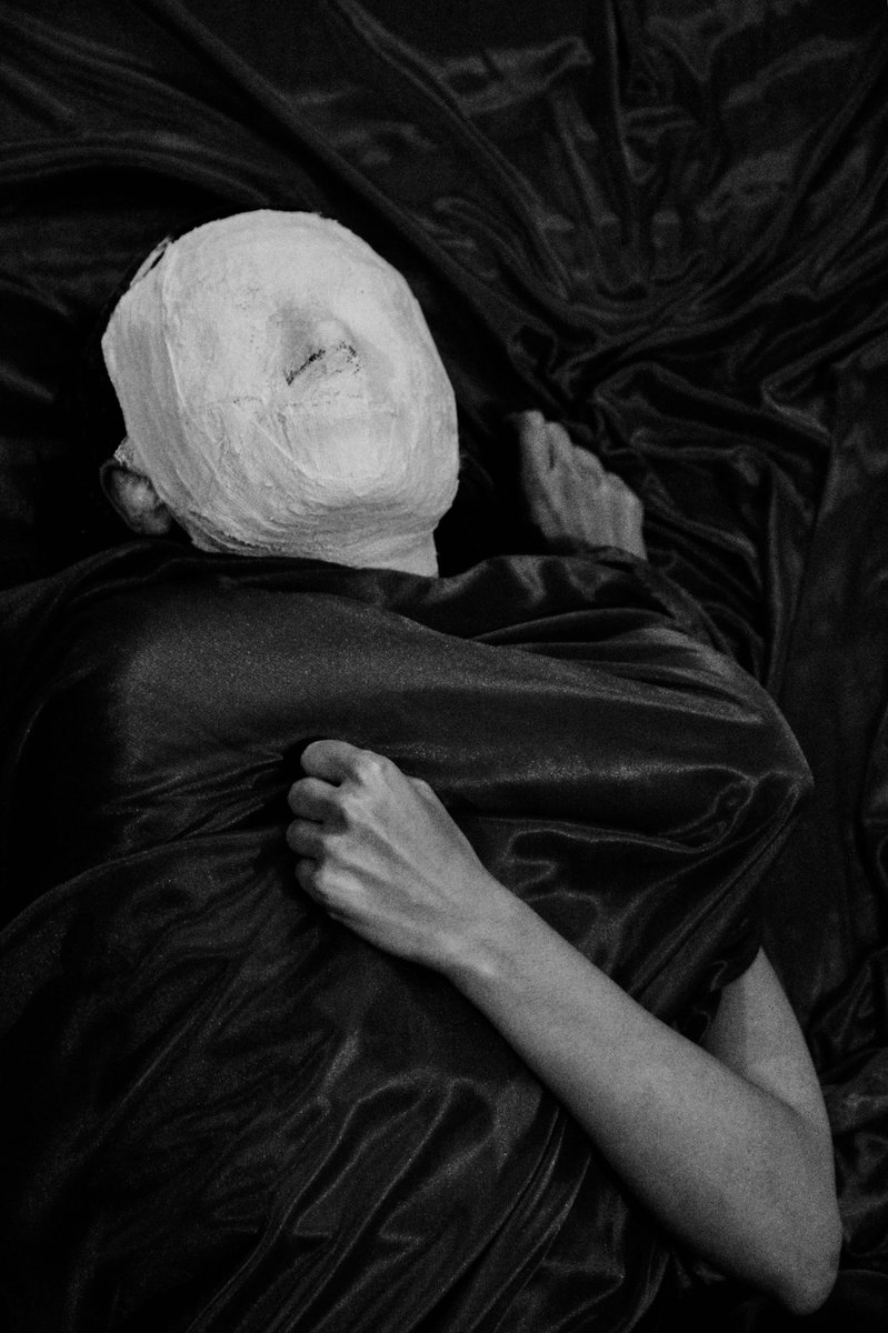 Lets share self portraits🖤👀
Metamorfosis and Trauma available (1/1) on <a href="/exchgART/">Exchange Art</a>