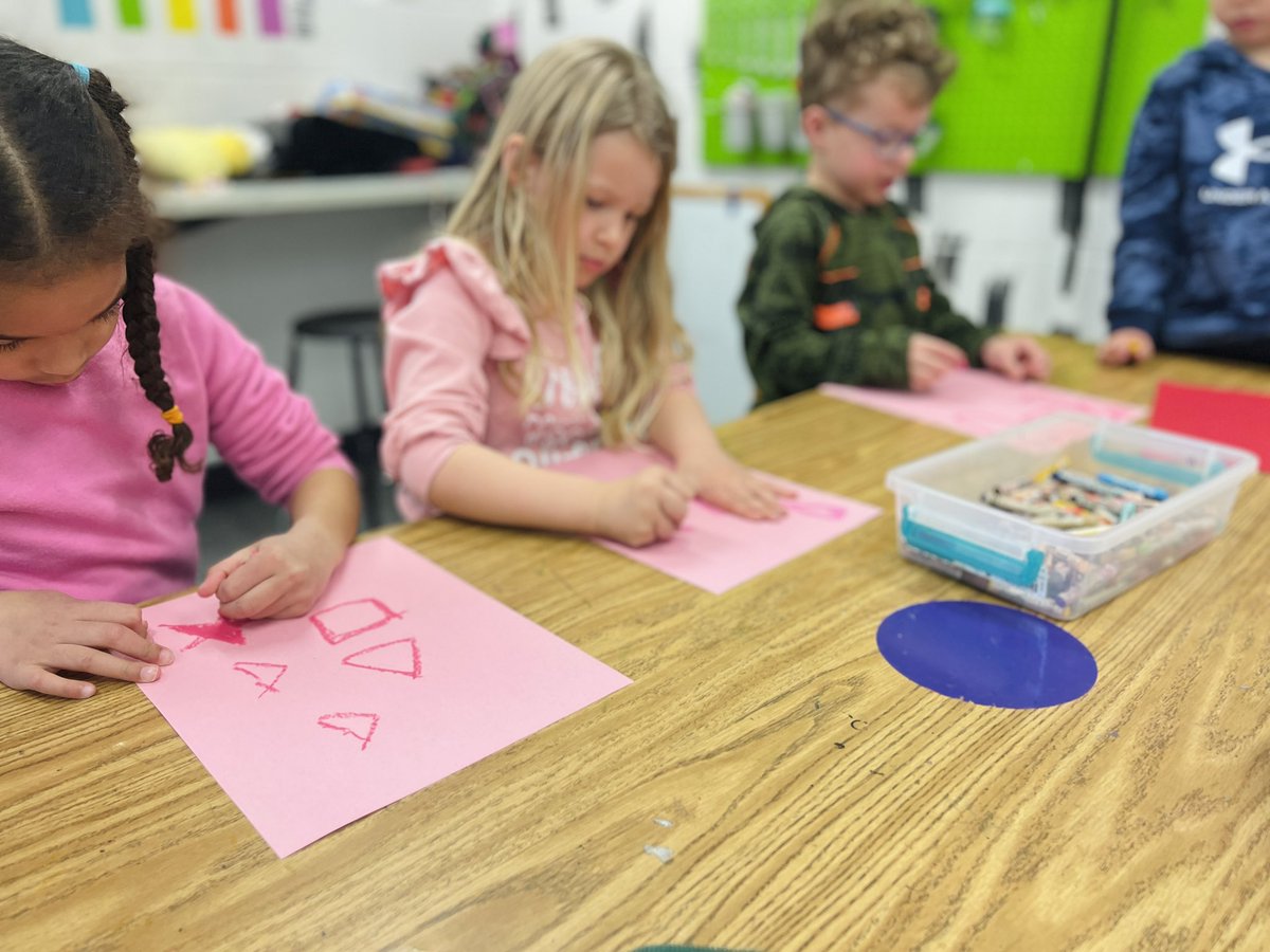 Kinders “getting into shape” with shape building, printing and drawing exploration! 🌈 @ACEOttersRock