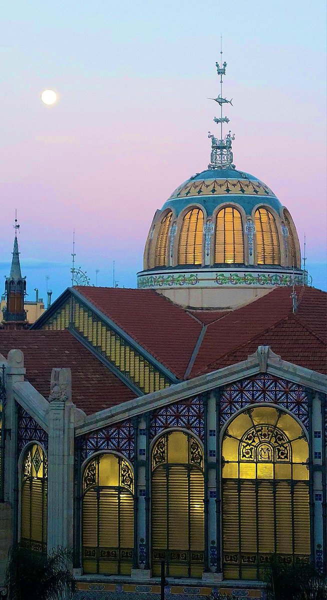 La lluna plena sobre la platja del Mercat... 🥺

📸 Lucía Canet