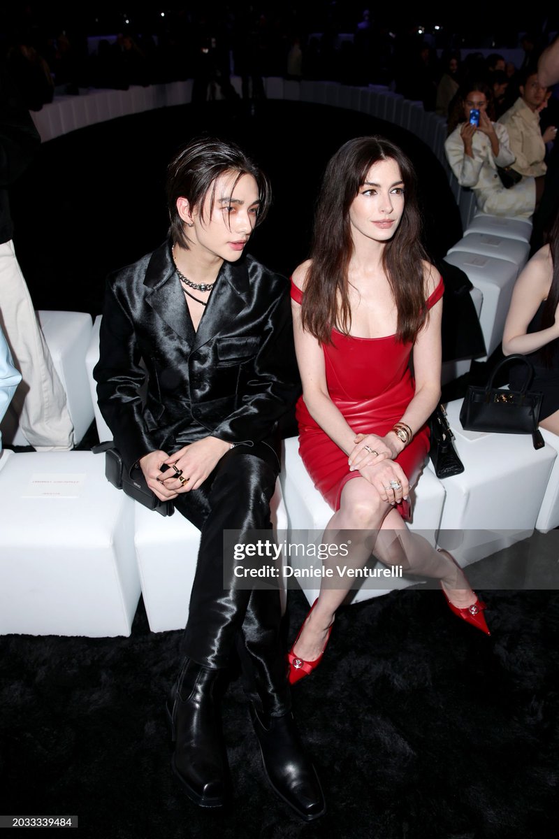 StrayKidsGlobal's tweet photo. [PRESS PHOTOS] (1)
2024.02.24

Stray Kids #Hyunjin and Anne Hathaway at Versace’s Fall-Winter Fashion Show in Milan

HYUNJIN AT VERSACE MFW24
#VersaceFW24
#HyunjinxVersaceFW24
#Hyunjin #MilanFashionWeek
@Versace @Stray_Kids https://t.co/AzgWEZPLkq