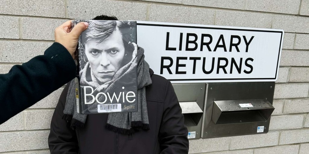 WSPLibrary's tweet photo. ⚡ Ziggy Stardust has landed in our library with #BookFaceFriday to add a splash of rock 'n' roll to your reading list with "Bowie: A Biography." 🎸📚👨🎤
#BowieBiography #Library #ReadLikeARockstar #DavidBowie #GlamRockReads #Stouffville #WSPL #Bookface #Bookfacefriday https://t.co/yr8N6tykIG