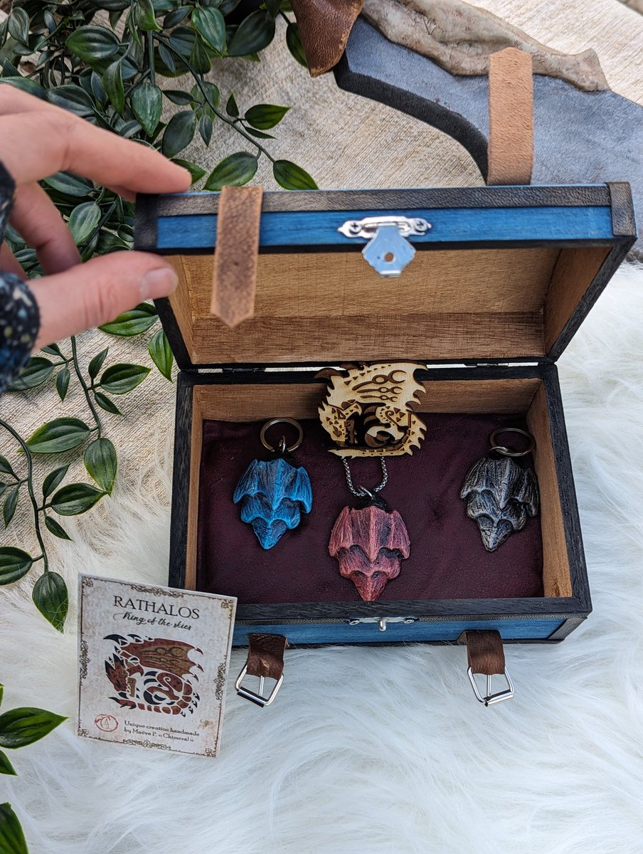 And here's some photos to show you details of these new Monster Hunter chests! 🖌️Materials: Wooden chest, leather strips, resin Rathalos scales, suede fabric inside. 🗡️Shop on chimeral.fr