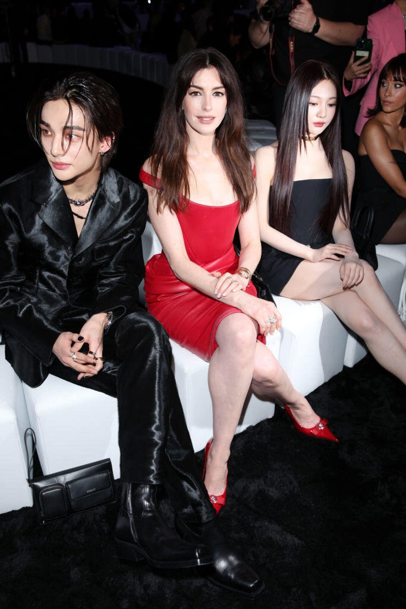 viraltakes's tweet photo. Hyunjin, Anne Hathaway, and Ningning at the Versace show in Milan. https://t.co/O4odXMXChT