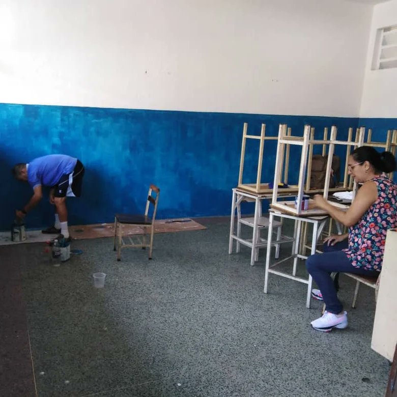 El día de hoy se realizó la limpieza, mantenimiento y arreglo de salones (3ero A y 3ero B) y áreas internas de la Institución con apoyo del personal directivo y los docentes de aula que están al frente de esas secciones... Además de la colaboración del personal de apoyo.