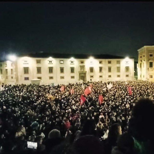 SalamidaFabio's tweet photo. Ecco come ha risposto Pisa alle brutali manganellate ai suoi studenti.

#Pisa https://t.co/0kb9zDDpq1