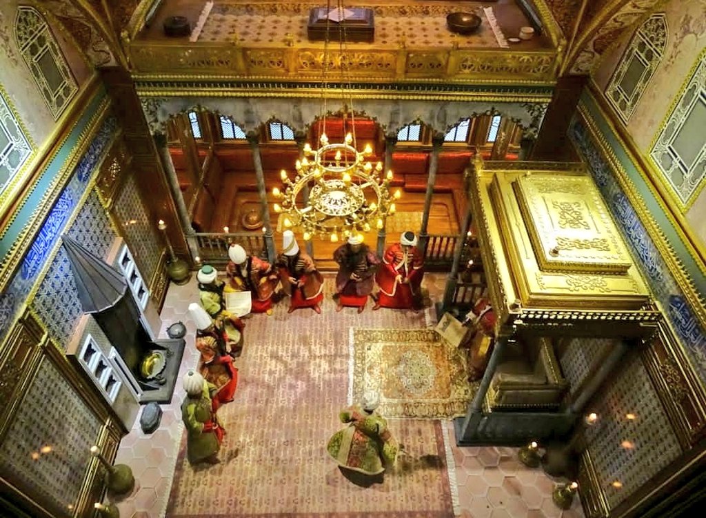 Osmanlı sarayında huzur dersleri ilk şu ayetle başlarmış: 

"Aleyhinizde bile olsa adaleti ayakta tutun!” 
(Sultan III. Mustafa zamanı)