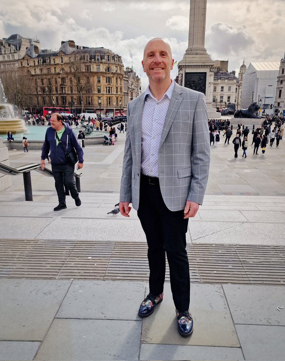 In #London today for a decadent lunch. #FridayVibes #FridayFeeling #TrafalgarSquare