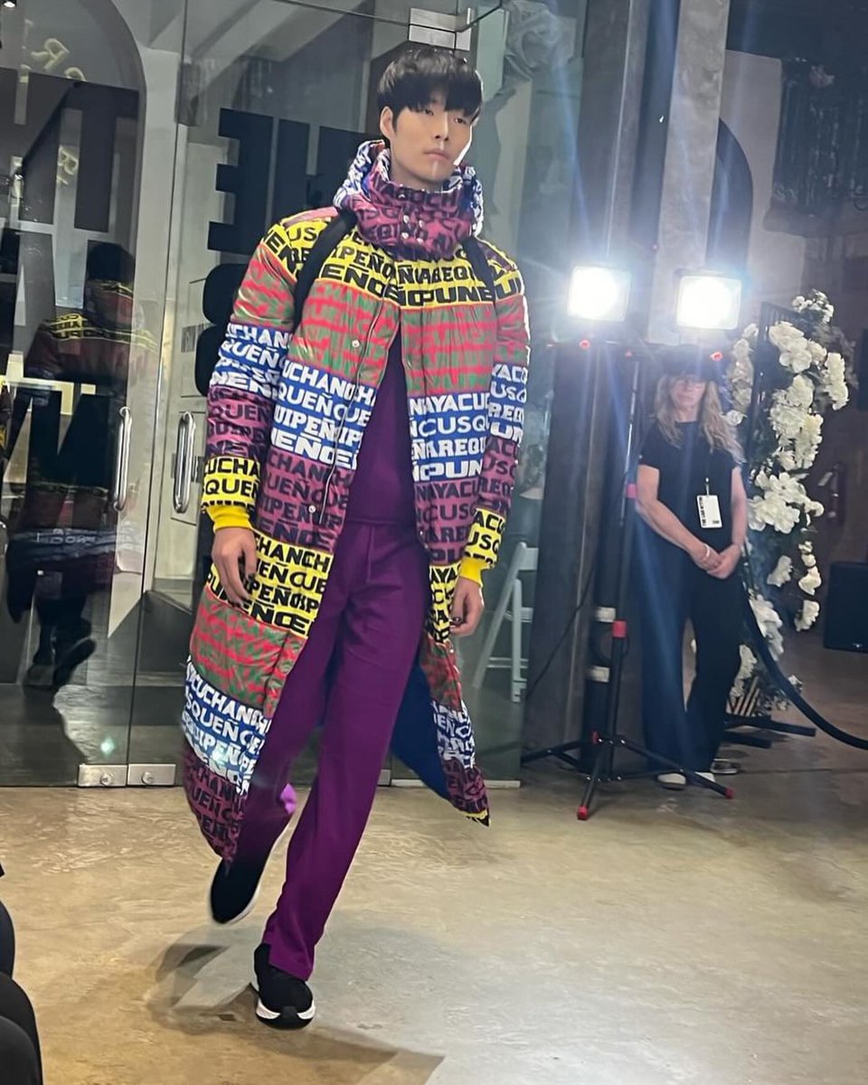 PeruMODA's tweet image. 🌎✨ El talento peruano brilla en Nueva York: @YIRKOSIVIRICH presentó "Awana otoño/invierno 2024" en "The Lab NYFW". 🇵🇪👗 Inspirada en destinos emblemáticos de Perú, la moda peruana se proyecta gracias al apoyo de @Promperu en NY. 🙌🌟 #FashionWeek #PeruModa #YirkoSivirich